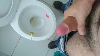 Roludo exibe em banheiro do metrô XVIDEOS