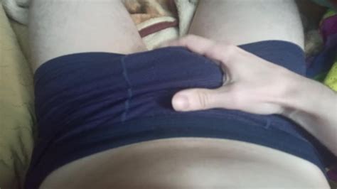 穿内裤的家伙隔着内裤抚摸自己享受着 Pornhub Gay