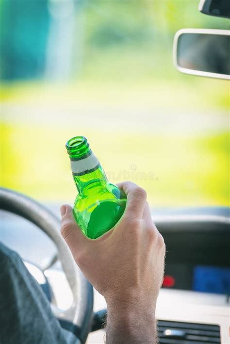 Cerveja Bebendo Do Homem Ao Conduzir Um Carro Imagem De Stock Imagem