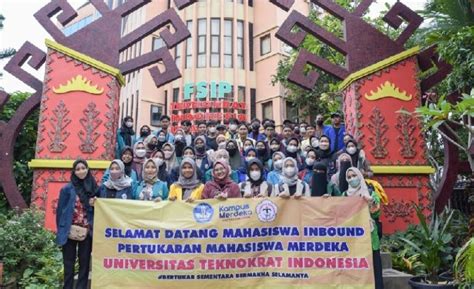 PTS Terbaik ASEAN Universitas Teknokrat Indonesia Sambut 103 Mahasiswa