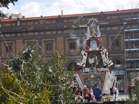 Palermo Il Carro Di Santa Rosalia Al Politeama A Natale Dalla Rosa