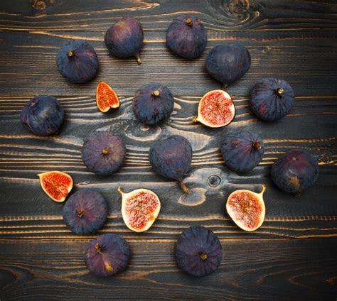 Premium Photo Figs On Wooden Table