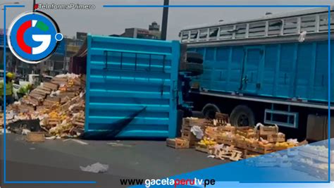 Camión cargado de mangos vuelca en Óvalo Habich San Martín de Porres