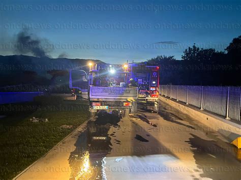 Paura Nella Notte A Padula Box Avvolto Dalle Fiamme Due Auto