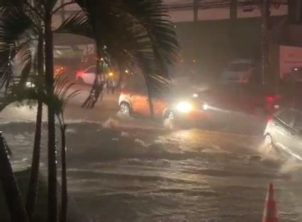 Chuva em Goiânia chega provocando estragos e alagamento