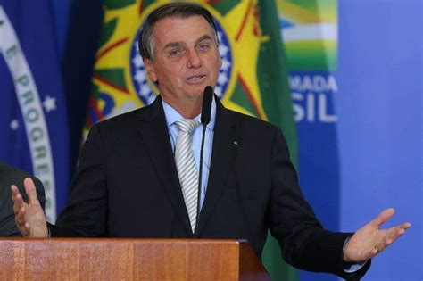 Bolsonaro causa aglomeração em Brasília e volta a defender voto auditável