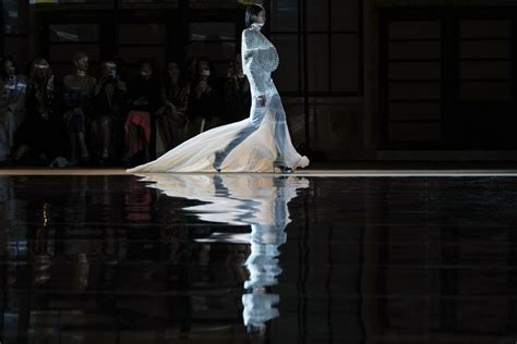 New York Fashion Week Prabal Gurung Explores Impermanence Metro Us