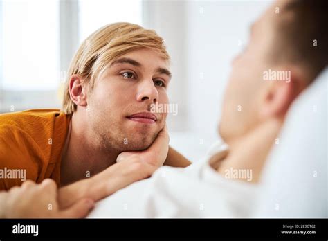 Couple Gay Au Lit Banque De Photographies Et Dimages Haute R Solution Alamy