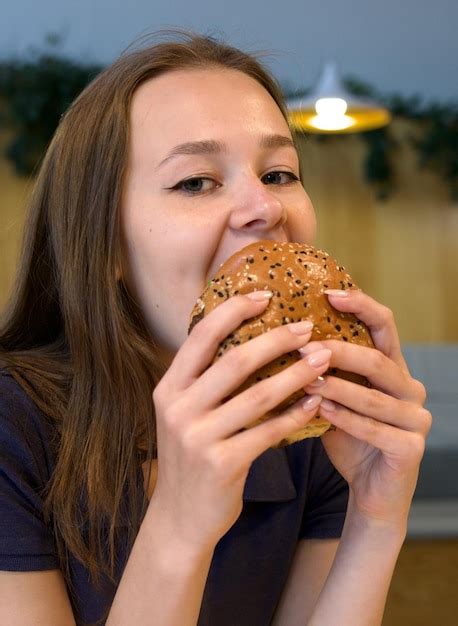 Retrato De Uma Jovem Feliz Ou De Uma Bela Adolescente A Comer Fast Junk