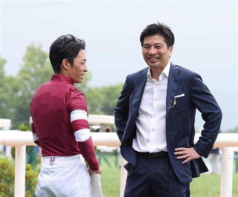 「ウマ娘」藤田晋オーナー、愛馬エリキングの初陣勝利に歓喜 京都競馬場で「やったー」／新馬戦 2歳馬特集 競馬写真ニュース 日刊スポーツ