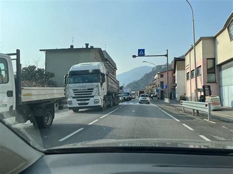 Camion In Panne Allo Svincolo Della Statale Traffico In Tilt