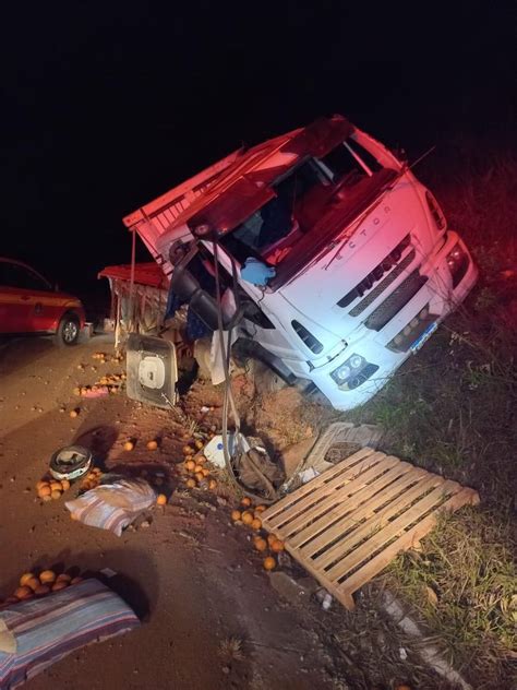 Caminh O Carregado Laranjas Tomba Ap S Invadir A Contram O Em Minas