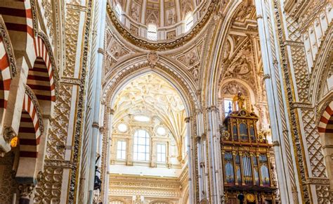 Intérieur De La Cathédrale Catholique Latérale De La Mosquée De Cordoue