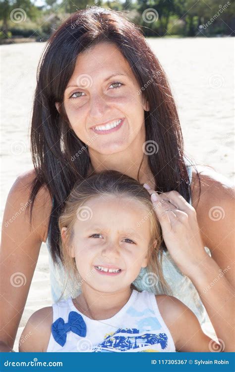 Fille Mignonne De Fille Et Jeune Mère à La Plage Tropicale Image stock