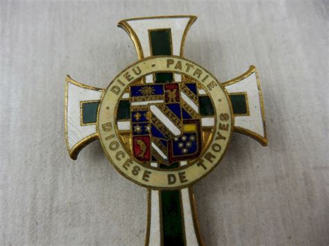 Ancienne insigne broche émaillée du diocèse de Troyes Dieu Patrie Métal