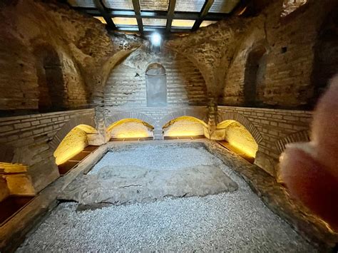 Roma Visita Alle Tombe Di Via Latina