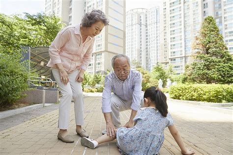 爷爷奶奶安抚摔倒的小女孩高清图片下载 正版图片502102007 摄图网