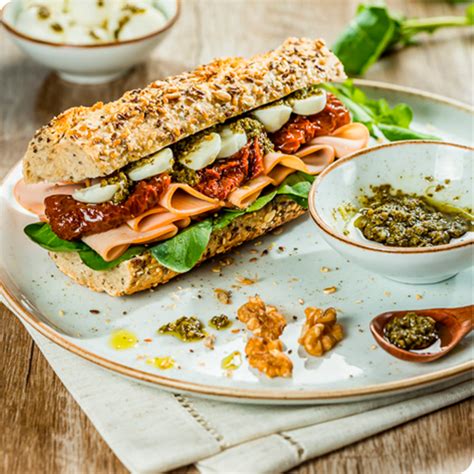 Sanduiche De Peito De Frango Defumado Rucula Tomate Seco E Pesto