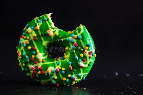 Donut Verde Acristalado Con Rociadores Aislados Cierre De Colorido