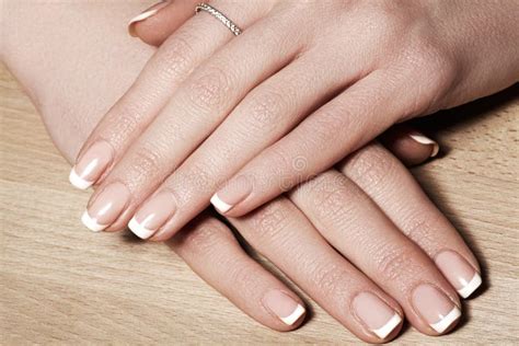 Unghie Con Il Manicure Francese Perfetto Cura Per Le Mani Femminili