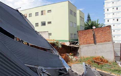 Muro Cede E Moradores Evacuam Im Veis Em Taubat Fotos Em Vale Do