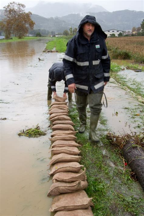 Maltempo In Toscana Frane E Fiumi Esondati Situazione Difficile Su