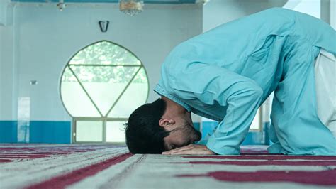 Tata Cara Sujud Sholat Yang Benar Tangan Atau Lutut Dulu Simak