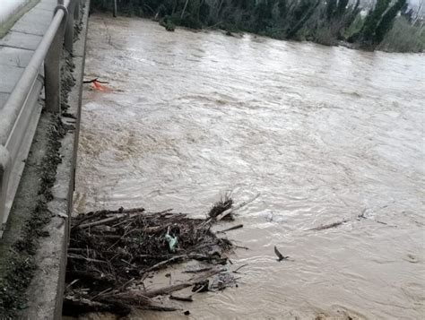 Eboli Maltempo Il Sele Rompe Gli Argini Chiuso Il Ponte Di Borgo