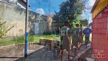 esposa traviesa se la chupa al equipo de fútbol después del partido XVIDEOS