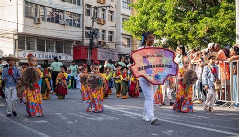 Festa De Cachoeiro Desfile C Vico Escolar Atrai Centenas De Pessoas