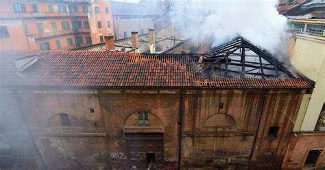 Torino Incendio Alla Cavallerizza Reale Fiamme Sul Tetto Lo Storico