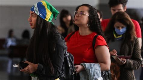 Brasileiros Formam Longas Filas Em Portugal Para Votar Nas Elei Es