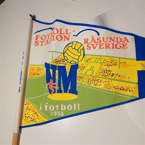 Se produkter som liknar Vimpel Fotbolls VM 1958 Råsunda på Tradera