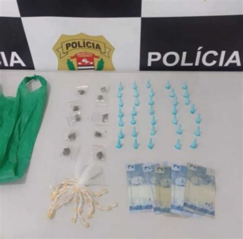 Homem esconde drogas em madeira e acaba preso pela polícia embaixo de