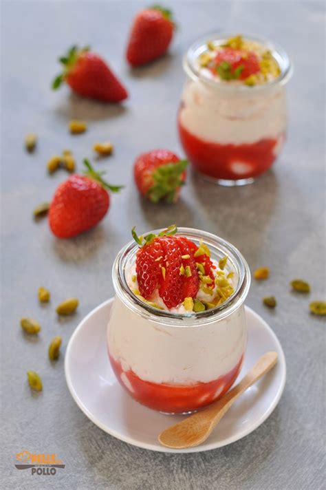 Mousse Allo Yogurt Greco E Fragole Fresche Pelle Di Pollo