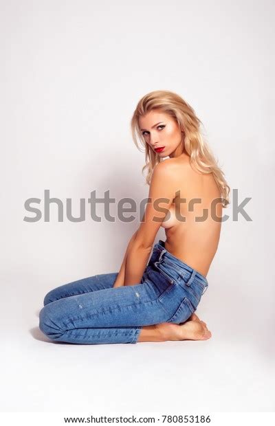 Shirtless Beauty Topless Woman Jeans Sitting Foto Stock