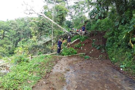 Longsor Putus Jalan Warga Bugel Ciawi Kabupaten Tasikmalaya Gotong