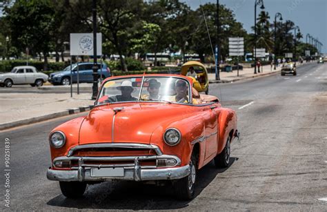 Kuba El Malecon In Havanna Auf Der Strasse Fahrender Amerikanischer