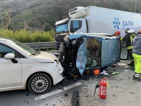 Incidente Ad Albisola Anziana Perde Il Controllo Dell Auto E Si