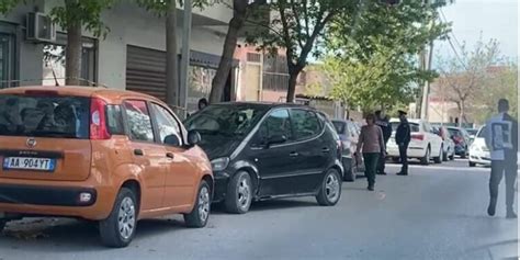 Vlorë Sherr mes disa adoleshentëve në berberhane plagosen dy prej