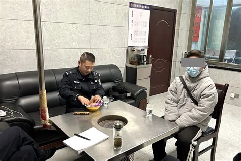 利川：男孩置气离家出走 民警一动作温情助回家澎湃号·政务澎湃新闻 The Paper