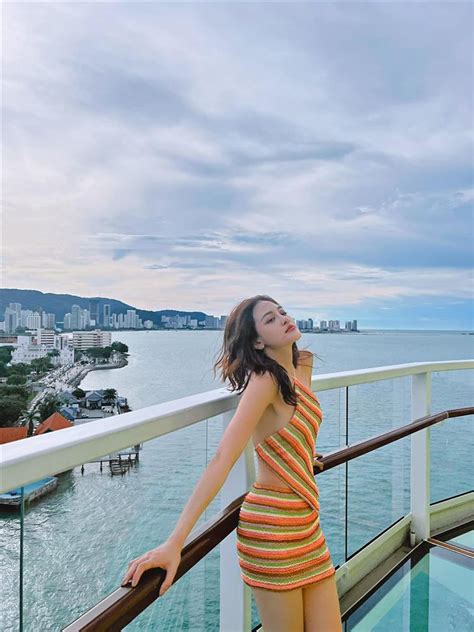 Thùy Anh khoe bộ sưu tập bikini khiến fan tròn mắt sao