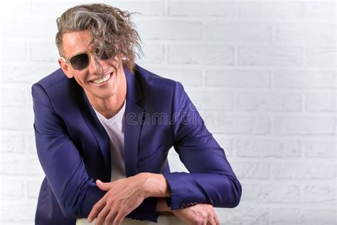 Hombre De Negocios Elegante Con El Pelo Largo Rizado En Las Gafas De