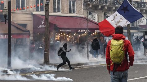 Los Disturbios En Francia Obligan A Suspender La Visita De Carlos Iii