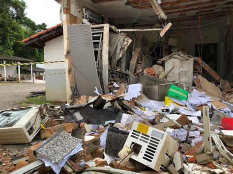 Criminosos explodem caixas eletrônicos e cofre de dois bancos em