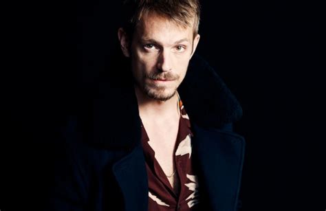 Joel Kinnaman in “Altered Carbon” [PHOTOS] – WWD