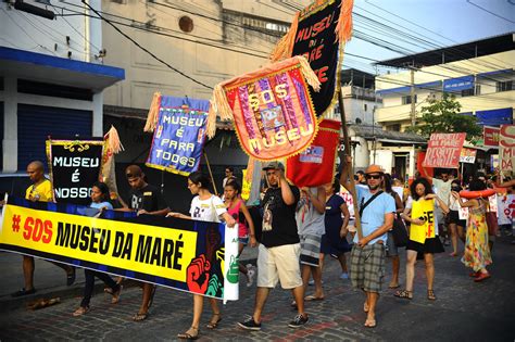 Moradores Do Complexo De Favelas E Artistas Plasticos Protestam Contra