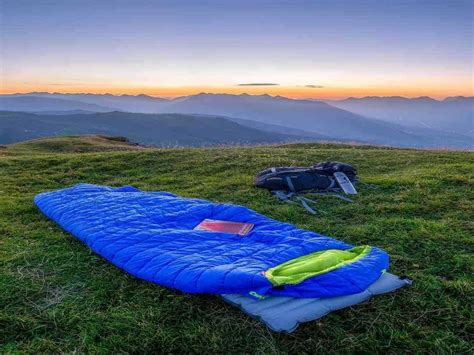 15 Perlengkapan Camping Essential Yang Wajib Dibawa Catat