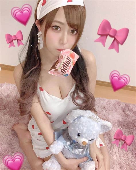 桑原茉萌さんのインスタグラム写真 桑原茉萌instagram「さりげない露出🔞🧠💉🦠💕 みんなこういう写真が好きでしょ？💭一家に1匹