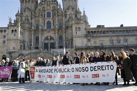 Miles De Personas Toman Las Calles De Santiago En Defensa De La Sanidad